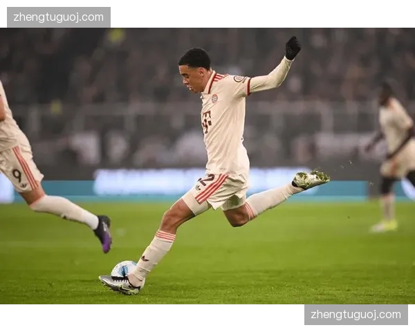 突尼斯迦太基之鹰构筑低位防线，主帅拉穆奇确认5-4-1阵型死守禁区前沿三十米